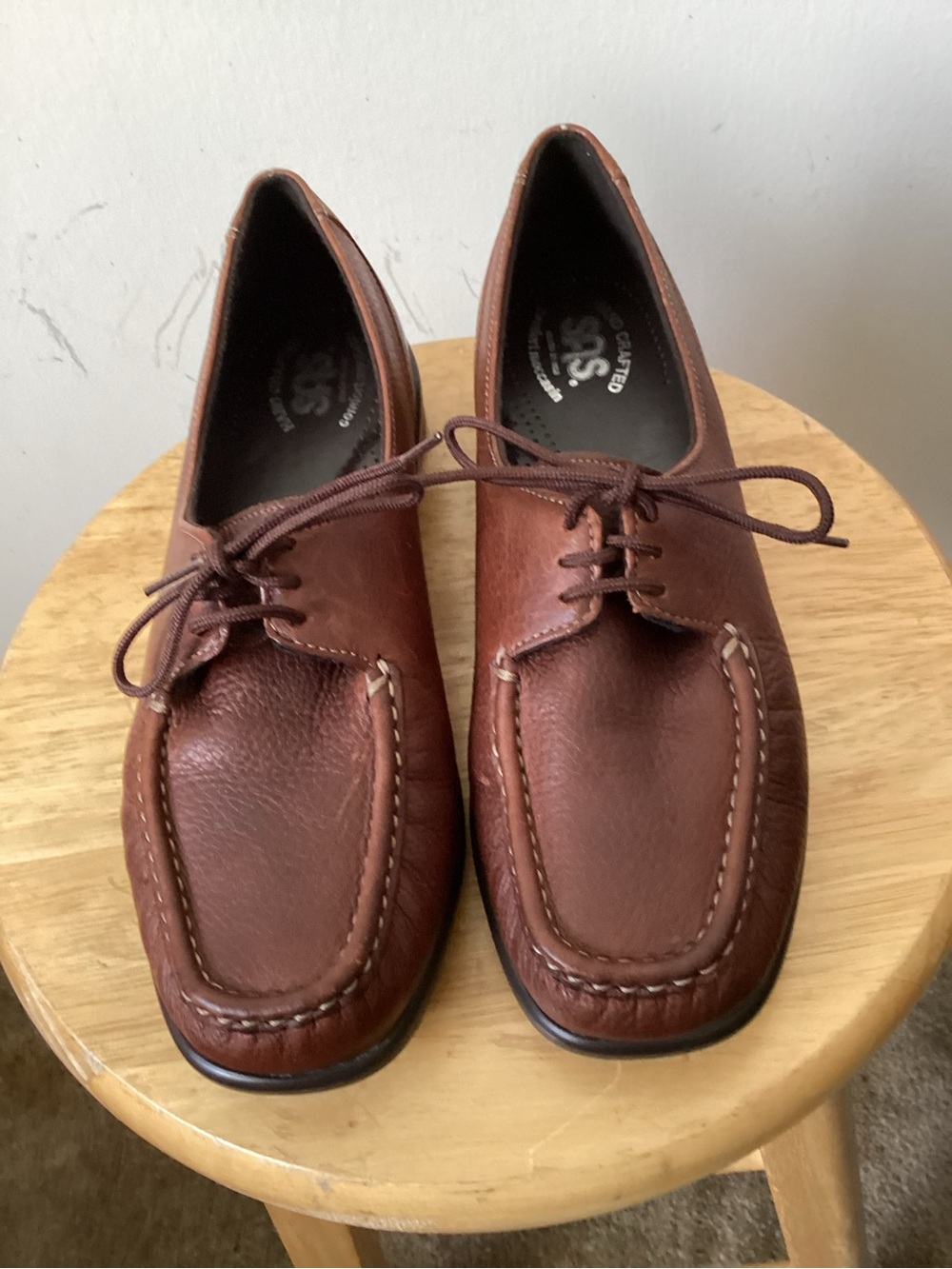 SAS women’s Chestnut Brown Leather Slip-On Loafers. SIZE 8 Narrow